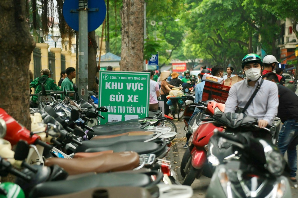 Trên địa bàn TP Hà Nội đã triển khai 64 điểm đỗ xe thí điểm thanh toán dịch vụ trông giữ xe không dùng tiền mặt.